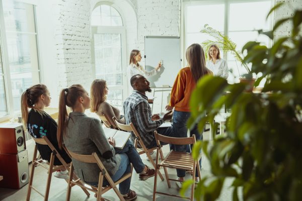Was ist eine Umschulung Eine Gruppe Menschen bei einem Workshop