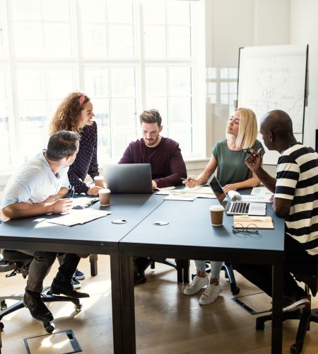 Wie läuft eine Umschulung bei cimdata ab? Eine Lerngruppe, die gemeinsam etwas erarbeitet.