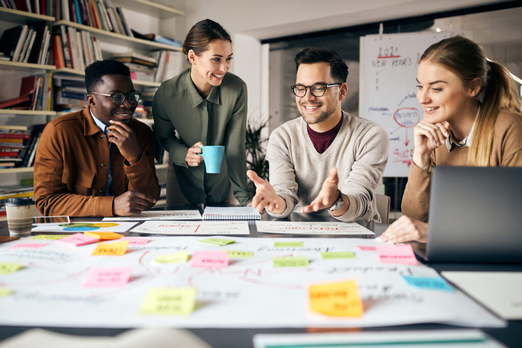 Ein Marketing Team arbeitet gemeinsam an einem Marketing Mix.