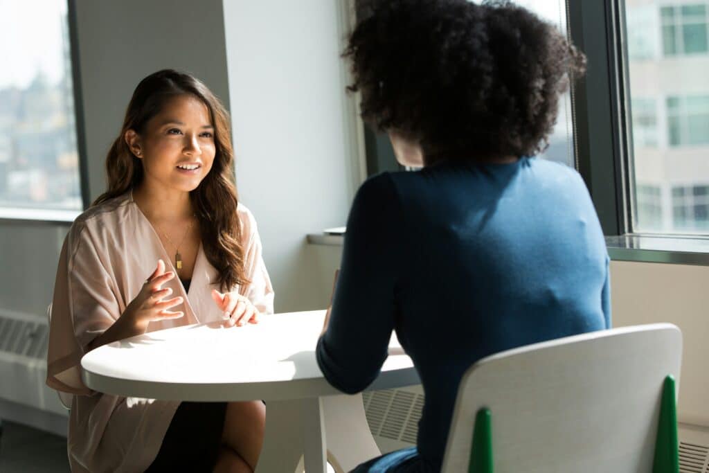 zwei Frauen haben eine Besprechung am Arbeitsplatz