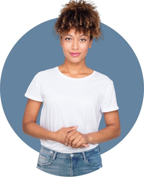 Junge Frau mit Locken und weißem T-Shirt steht vor einem blauen runden Hintergrund.