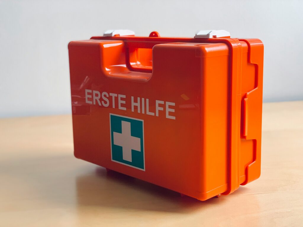 Ein orangefarbener Erste Hilfe-Koffer für Gesundheits- und Krankenpfleger.