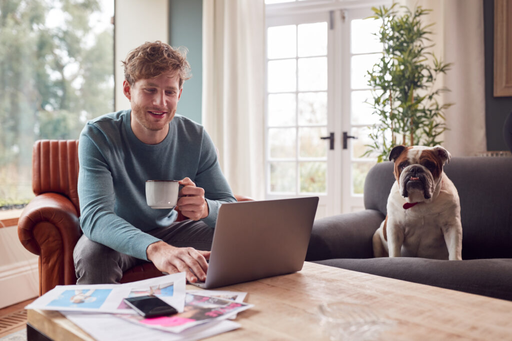 Ein Mann macht im Home Office eine Marketing Weiterbildung