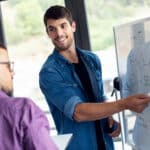 Zwei Männer besprechen die SEO Strategie