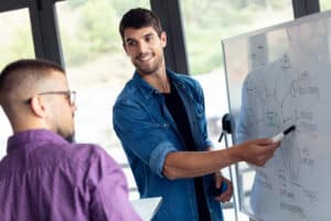 Zwei Männer besprechen die SEO Strategie