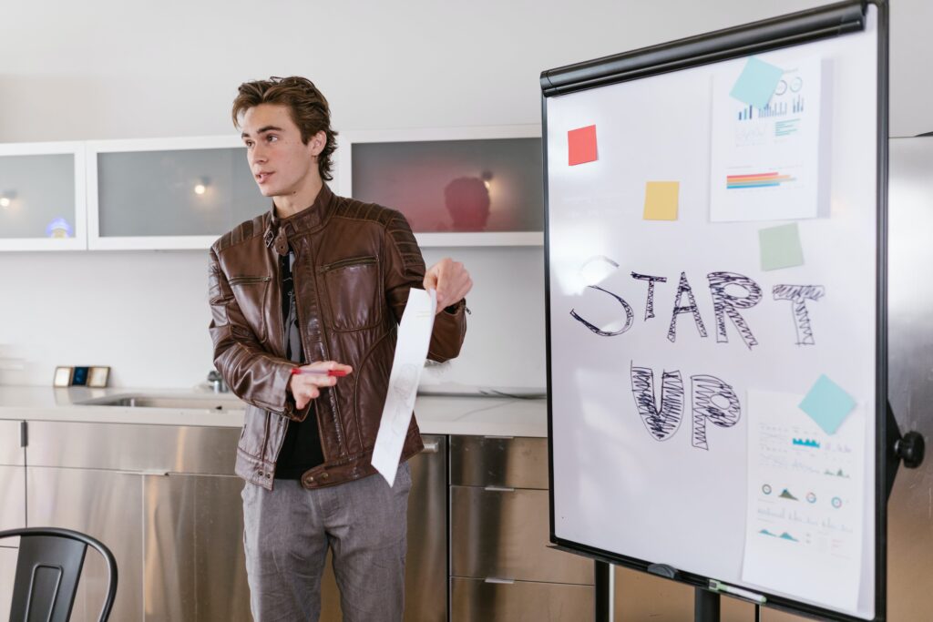 Junger Mann im Start up Unternehmen hält einen Vortrag.