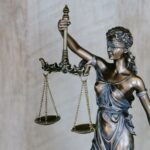 Justitia, die römische Göttin der Gerechtigkeit hält eine Justiz Waagschale in der Hand.