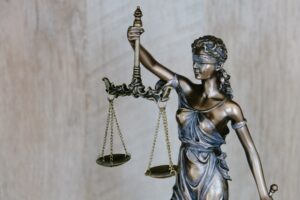 Justitia, die römische Göttin der Gerechtigkeit hält eine Justiz Waagschale in der Hand.