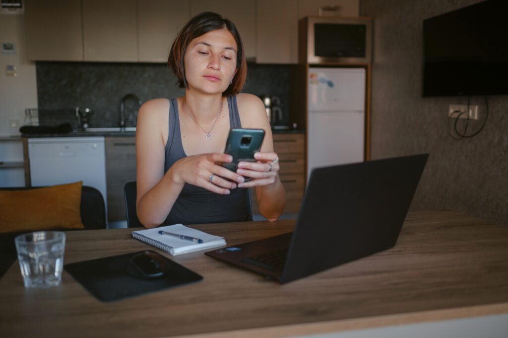 Eine Kauffrau im Gesundheitswesen arbeitet mobil über das Smartphone