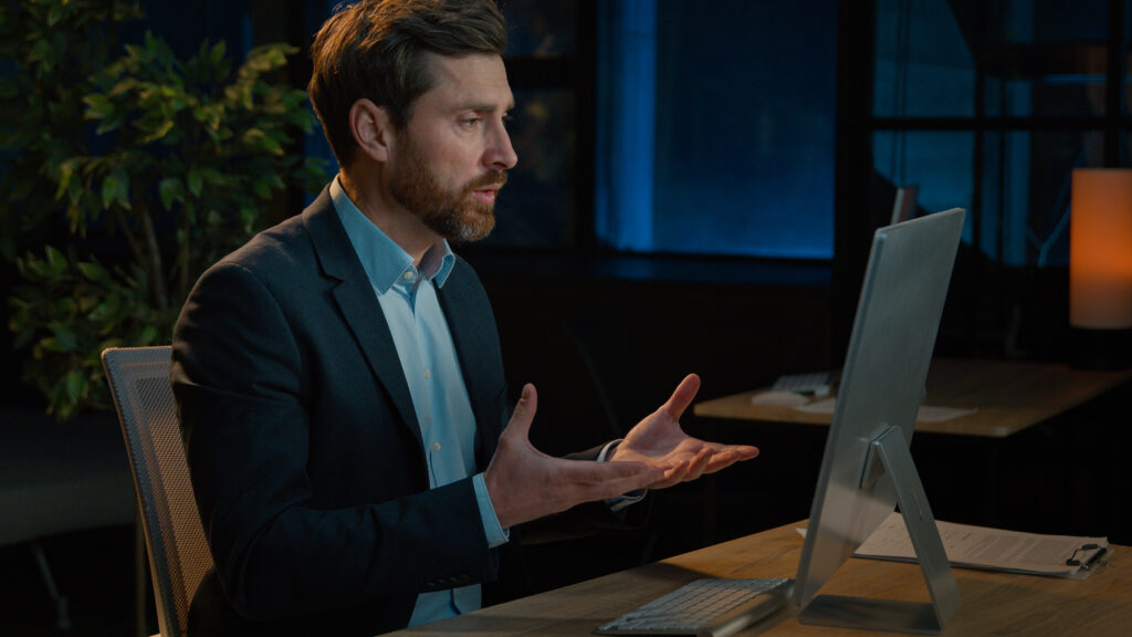 Ein Kaufmann im Gesundheitswesen, hat eine Videobesprechung