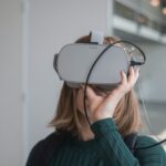 Eine Frau nutzt die Digitalisierung im Alltag mit Hilfe einer VR-Brille.