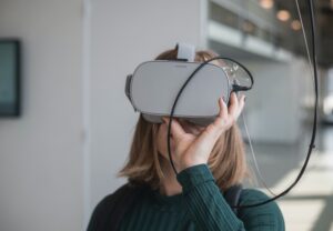 Eine Frau nutzt die Digitalisierung im Alltag mit Hilfe einer VR-Brille.