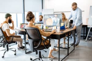 Eine Gruppe Webdesigner sitzt im Büro und arbeitet